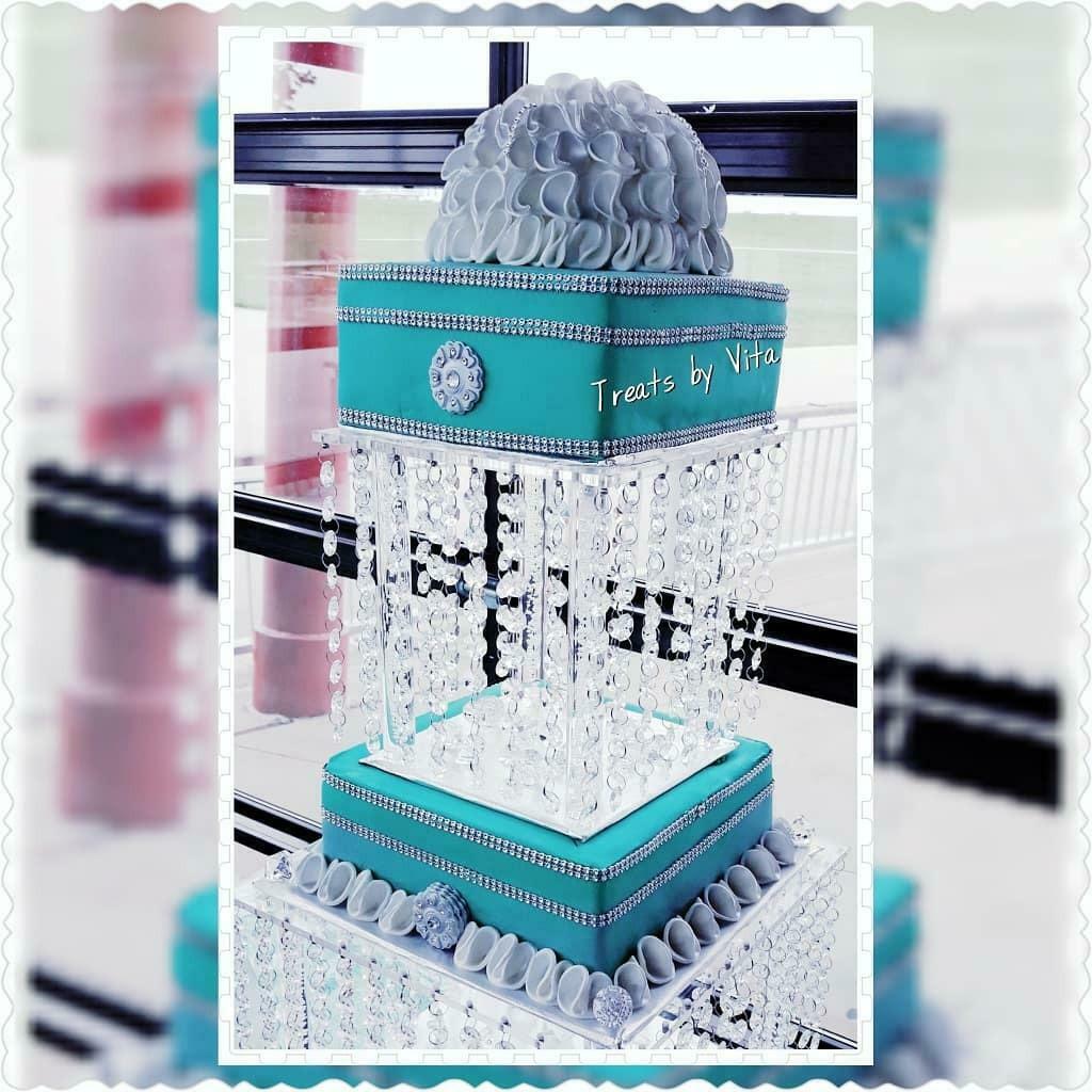 Set of 3 Clear Acrylic Cake Stands B86526