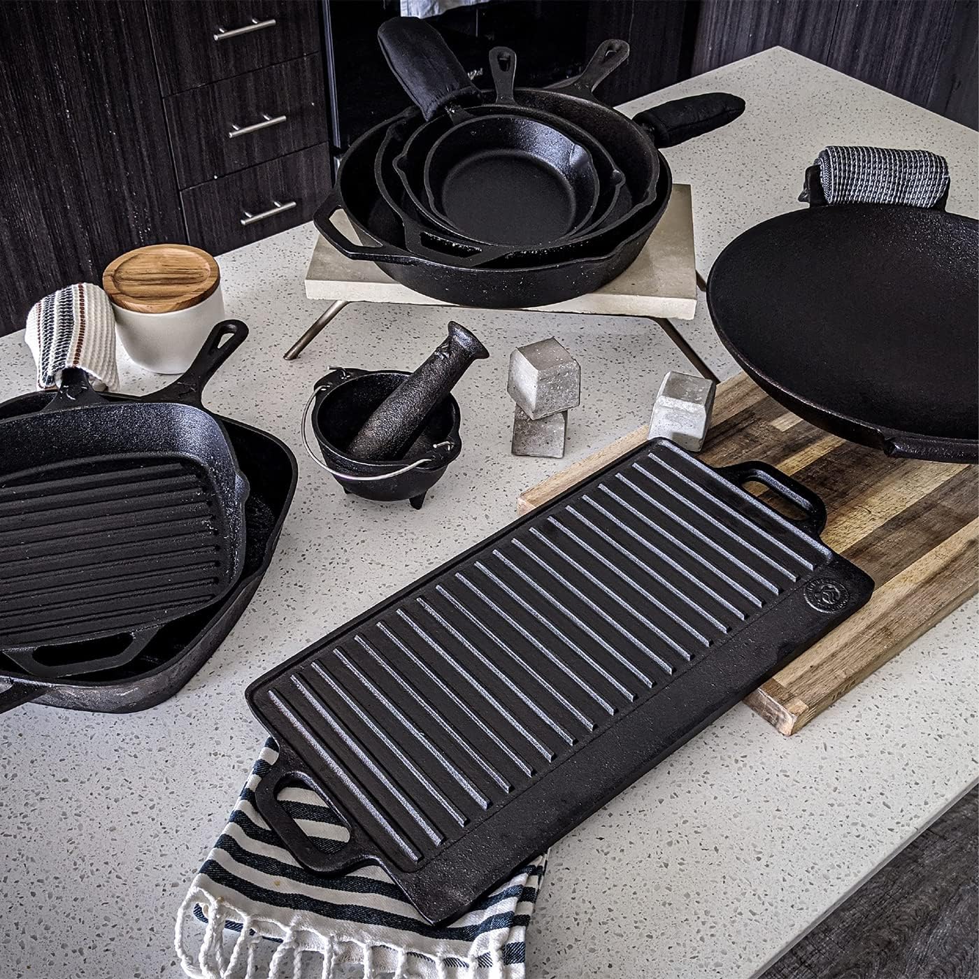 13.5 Inch Cast Iron Pizza Pan with Loop Handles U657789